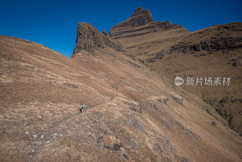 孤独的Ultra Trail跑步者前往山顶德拉肯斯堡